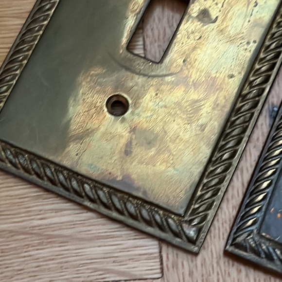 Single toggle brass light switch plates with classic braided design - Picture 4 of 6